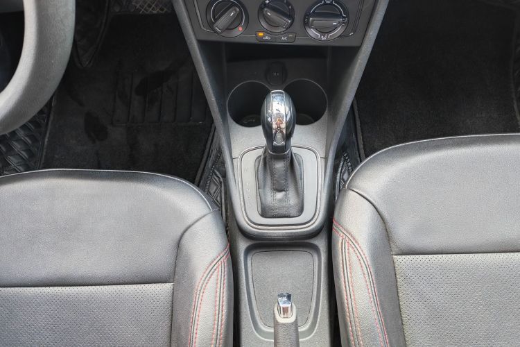 大众 Polo 2016款 1.4L 自动风尚型中控内饰7001