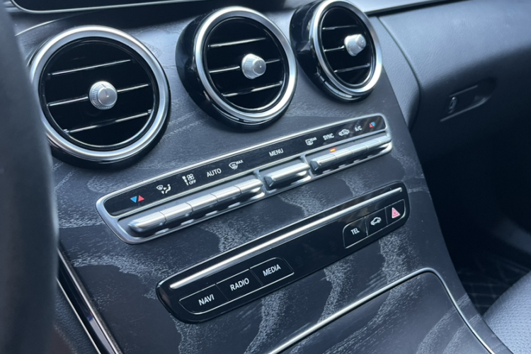 奔驰C级 2019款 C 180 L 时尚型运动版中控内饰7008