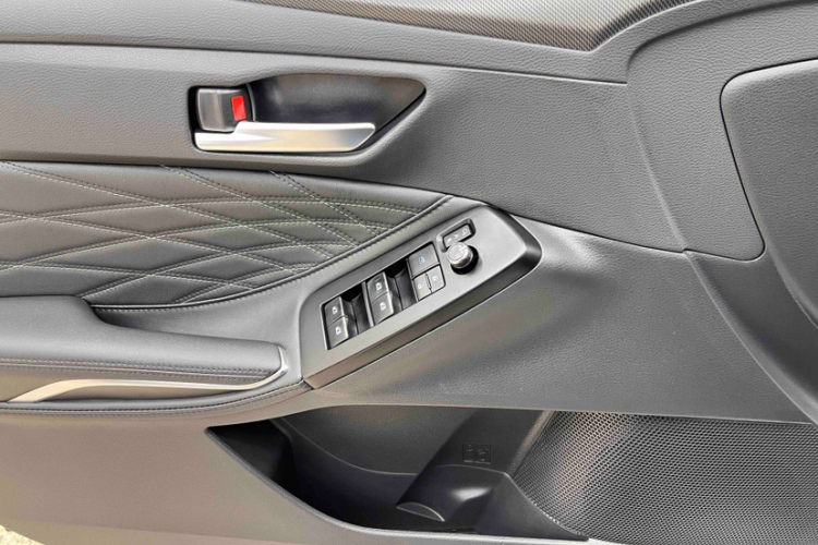 丰田 亚洲龙 2019款 双擎 2.5L XLE尊贵版 国VI中控内饰7010