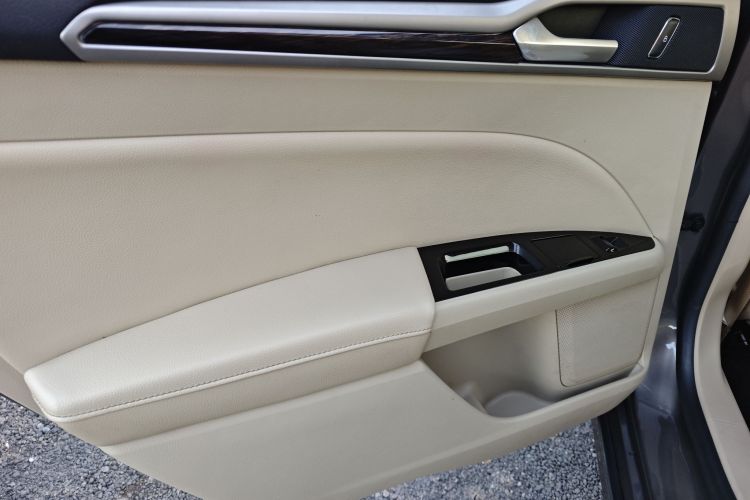 福特 蒙迪欧 2013款 2.0L GTDi200时尚型局部细节9011