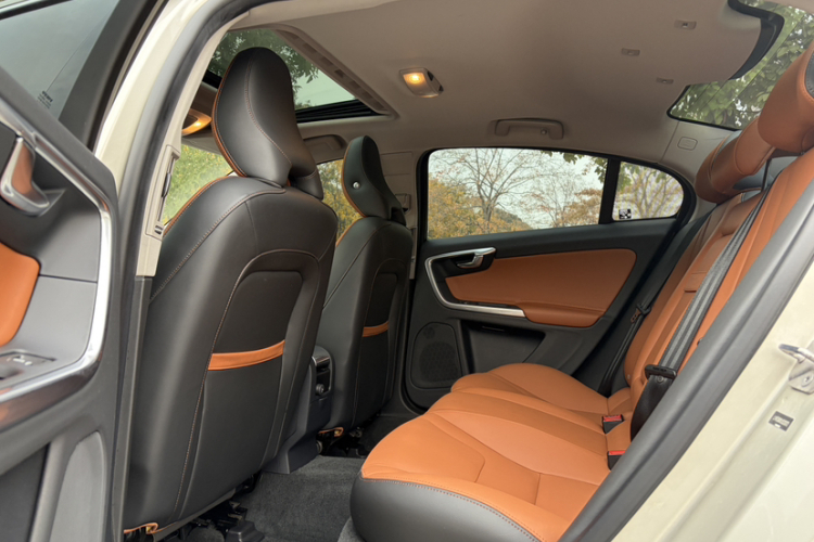 沃尔沃S60 2019款 S60L 改款 T5 智进进阶版中控内饰7005