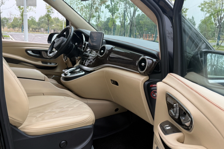 奔驰V级 2018款 V 260 L 尊贵加长版 国VI中控内饰7002