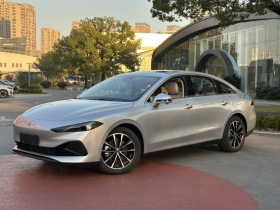 荣威D7 2025款 DMH 125km 世界冠军旗舰版