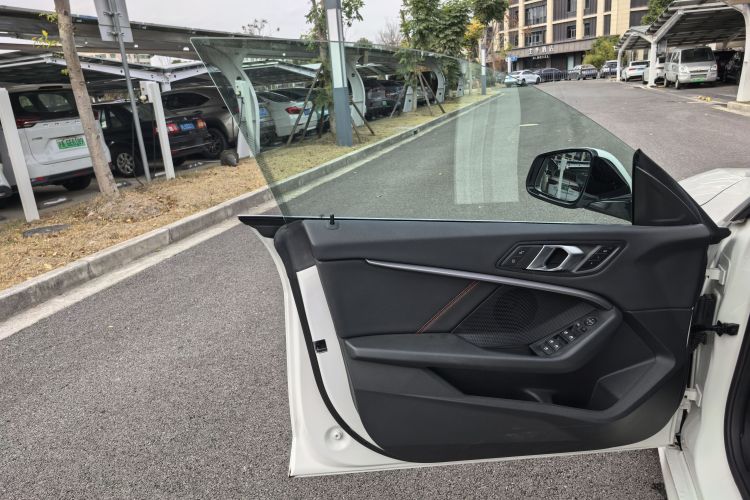 宝马2系(进口) 2023款 225i 四门轿跑车 M运动套装中控内饰7001