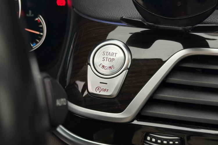 宝马7系 2017款 730Li 领先型中控内饰7012