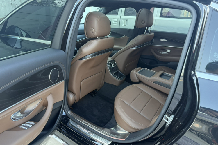 奔驰E级 2021款 E 300 L 运动时尚型中控内饰7005