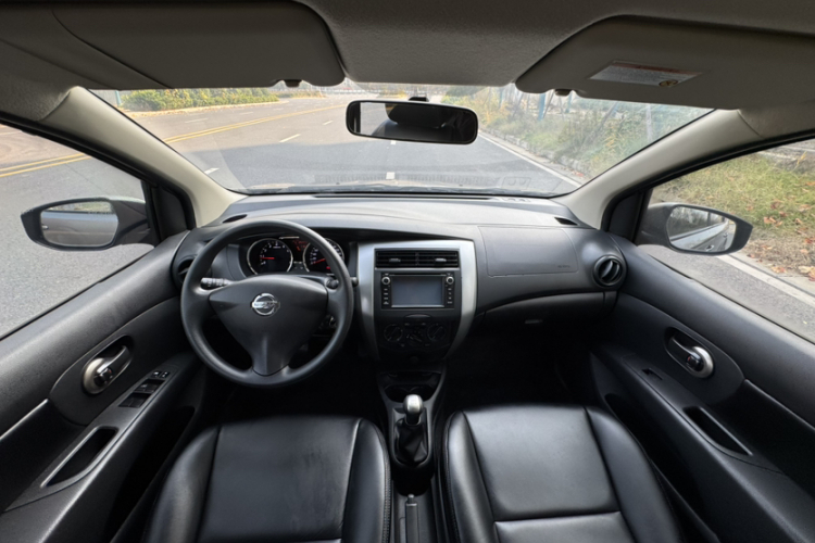 日产 骊威 2013款 1.6XE 手动舒适版中控内饰7005