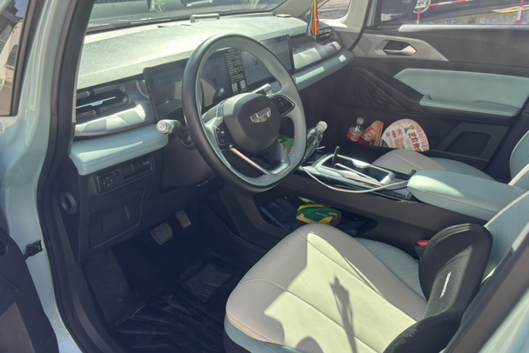 吉利几何E萤火虫 2024款 401km 萤光中控内饰7003