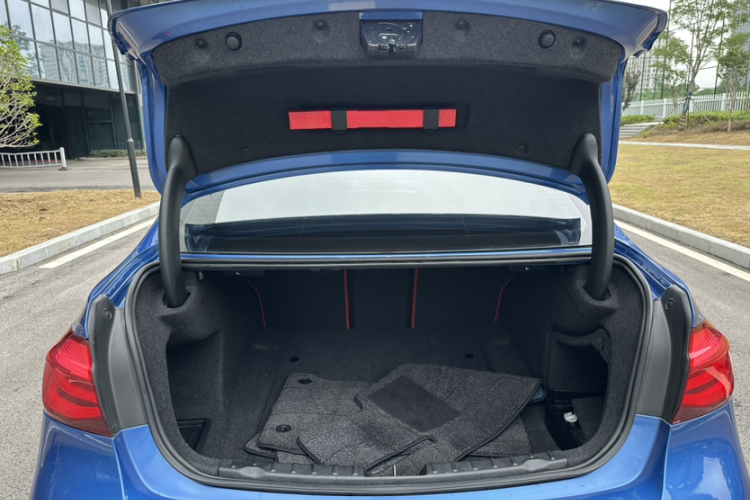 宝马3系 2019款 320i M运动曜夜版车身外观6008