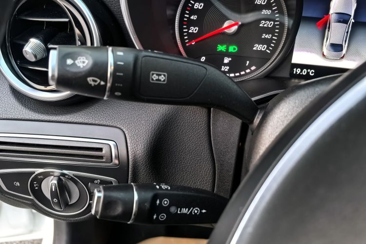 奔驰C级 2018款 C 180 L 时尚型运动版中控内饰7008