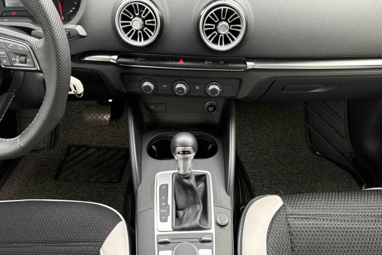 奥迪A3 2018款 30周年年型 Sportback 35 TFSI 进取型中控内饰7011