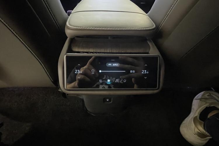 蔚来ET7 2024款 100kWh 行政签名版中控内饰7014