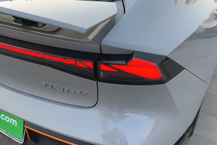 长安UNI-V 2022款 1.5T 运动版车身外观6007