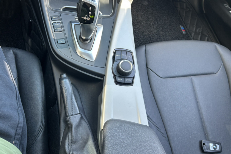 宝马3系 2016款 316i 时尚型中控内饰7002