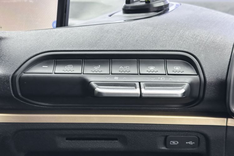 宝骏KiWi EV 2022款 艺术家轻享版 三元锂中控内饰7009