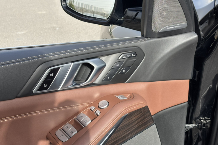 宝马X7 2023款 xDrive40i 领先型豪华套装中控内饰7009