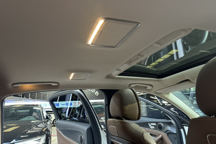 奔驰E级 2018款 改款 E 200 L 运动型中控内饰7015