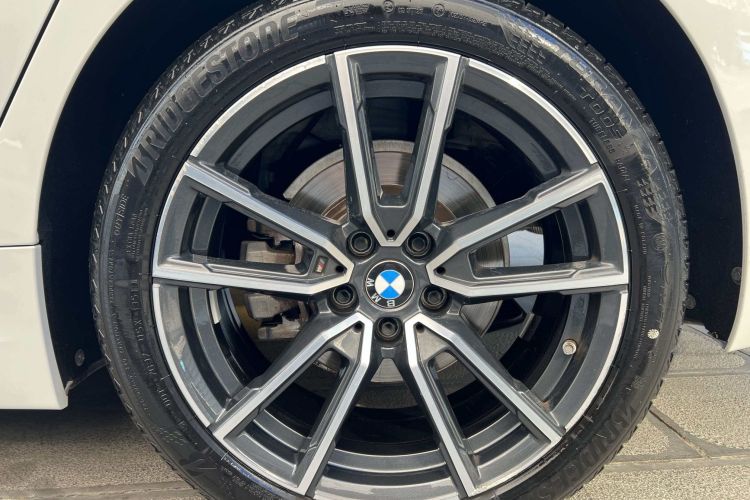 宝马3系 2020款 325i M运动套装车身外观6008