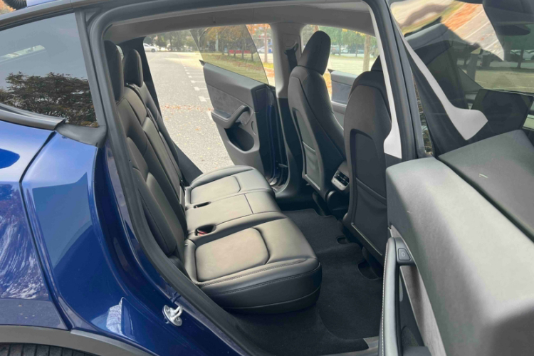 特斯拉 Model Y 2022款 改款 后轮驱动版中控内饰7007