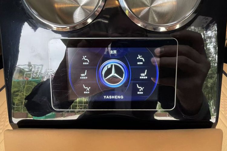 奔驰 威霆 2023款 2.0T 精英版 7座局部细节9004