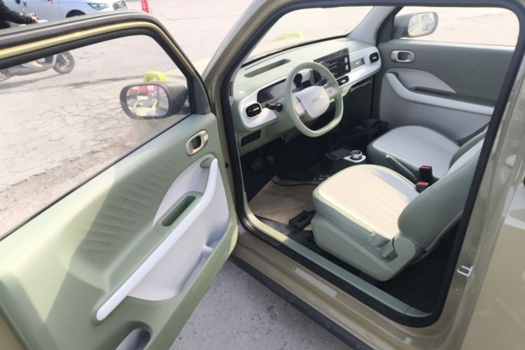 吉利银河 2025款 210km 熊猫骑士中控内饰7001