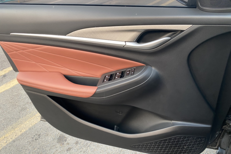 长安 逸动 2022款 PLUS 蓝鲸NE 1.4T GDI DCT尊贵版局部细节9010