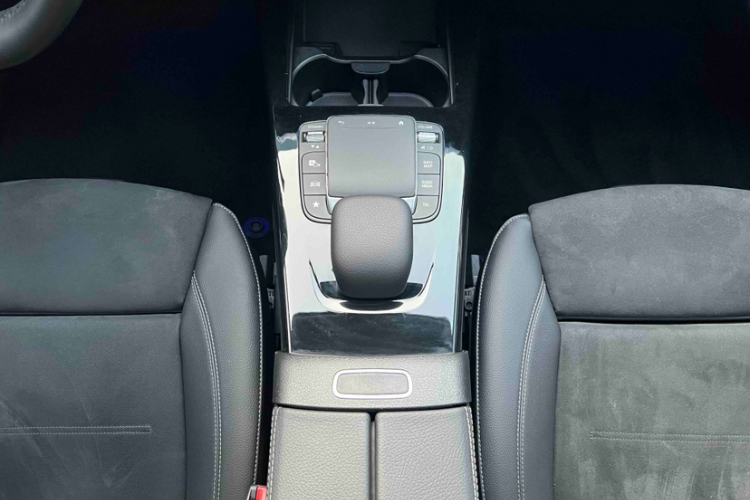 奔驰A级 2022款 改款三 A 200 L 运动轿车时尚型中控内饰7002