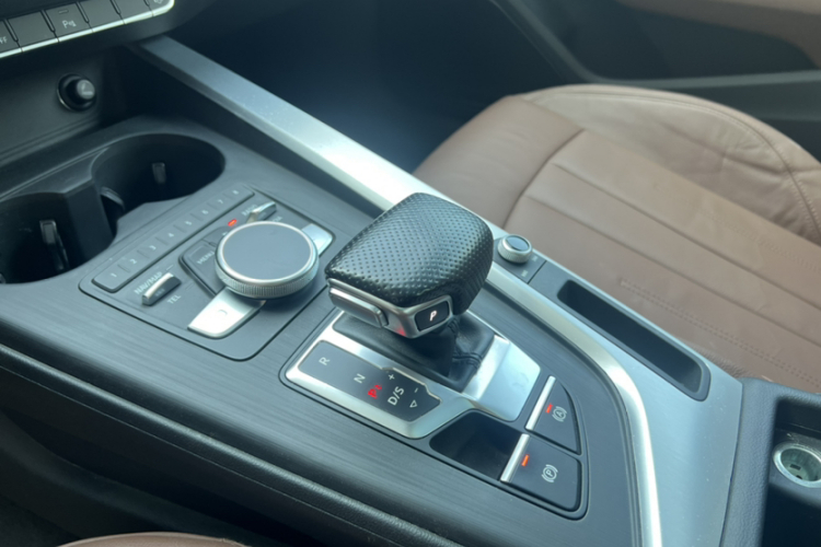 奥迪A4L 2018款 30周年年型 40 TFSI 时尚型局部细节18