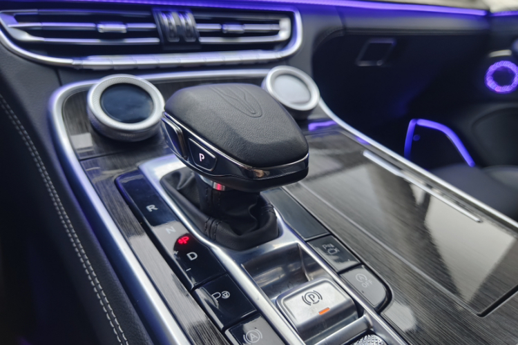 红旗H9 2022款 2.0T 智联旗畅版中控内饰7003