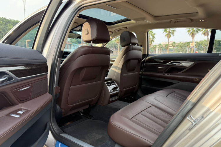 宝马7系 2018款 730Li 领先型 卓越套装中控内饰7008