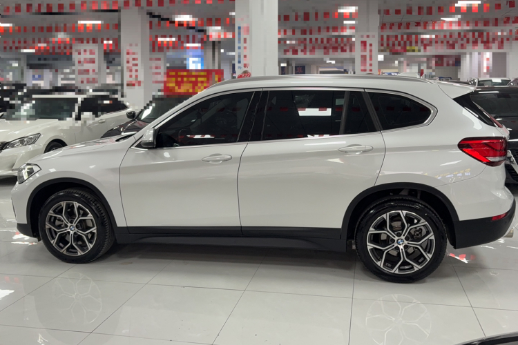 宝马X1 2022款 sDrive25Li 领先型车身外观6005