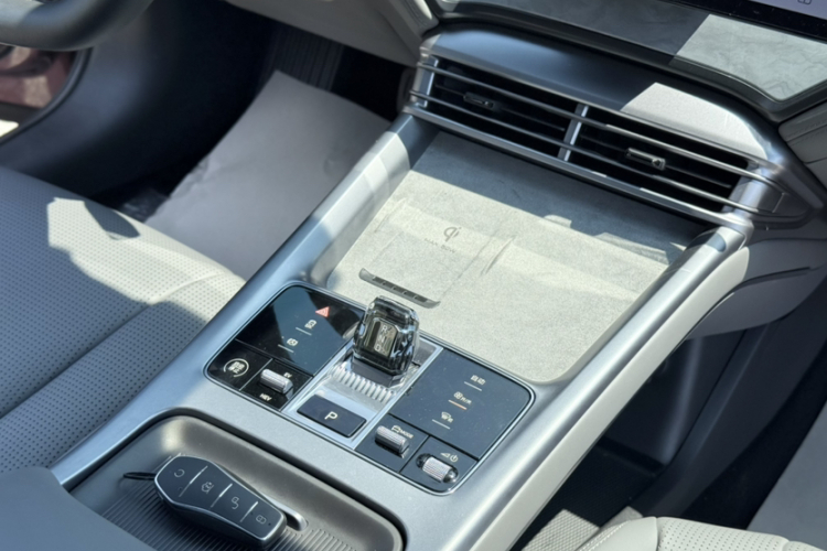 比亚迪 海豹 2024款 荣耀版 DM-i 1.5L 121km 豪华型局部细节18