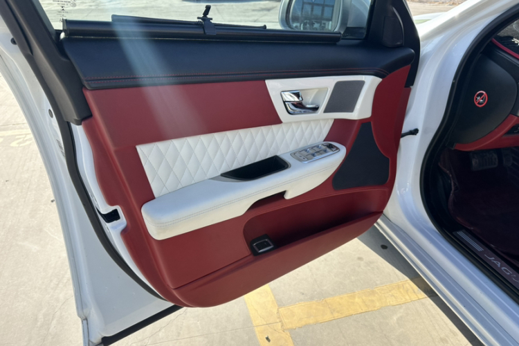 捷豹XF 2015款 XF 2.0T 风华版中控内饰7009