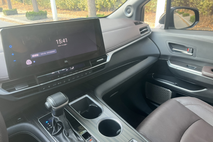 丰田 赛那SIENNA 2021款 2.5L混动 铂金版中控内饰7010