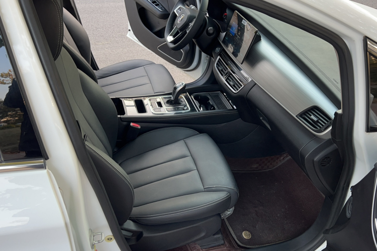 比亚迪 宋MAX 2021款 升级版 1.5T 自动豪华型 6座局部细节41