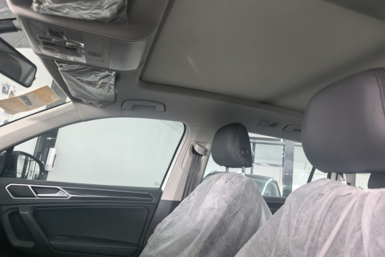 大众 途观L 2025款 出众款 300TSI 自动两驱龙腾版中控内饰7004