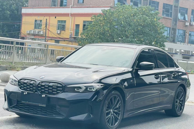 宝马3系 2024款 325i M运动曜夜套装车身外观6009