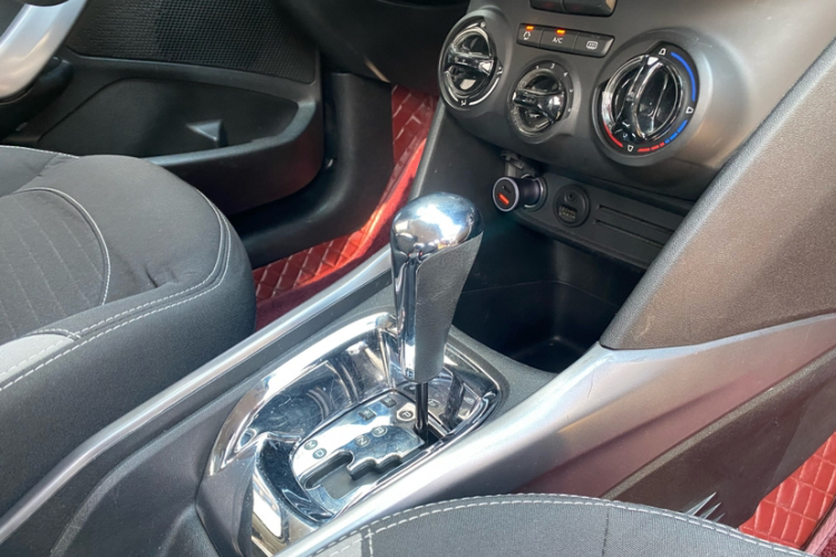 标致2008 2014款 1.6L 自动潮流版中控内饰7004