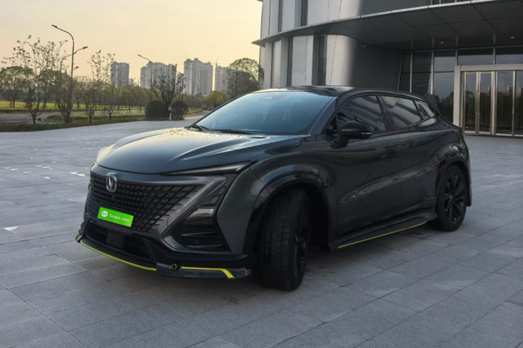 长安UNI-T 2022款 2.0T 运动版 尊贵型车身外观6008