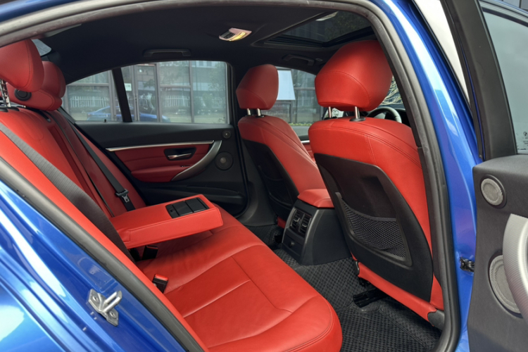 宝马3系 2019款 320i M运动曜夜版中控内饰7009