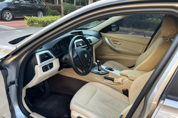 宝马3系 2015款 320i 超悦版时尚型局部细节19