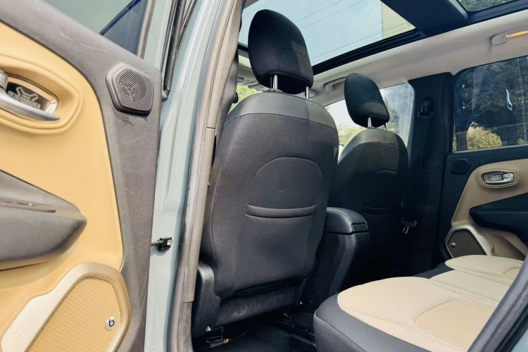 Jeep 自由侠 2016款 2.0L 自动四驱75周年致敬版中控内饰7002