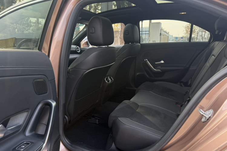 奔驰A级 2020款 A 180 L 运动轿车中控内饰7005