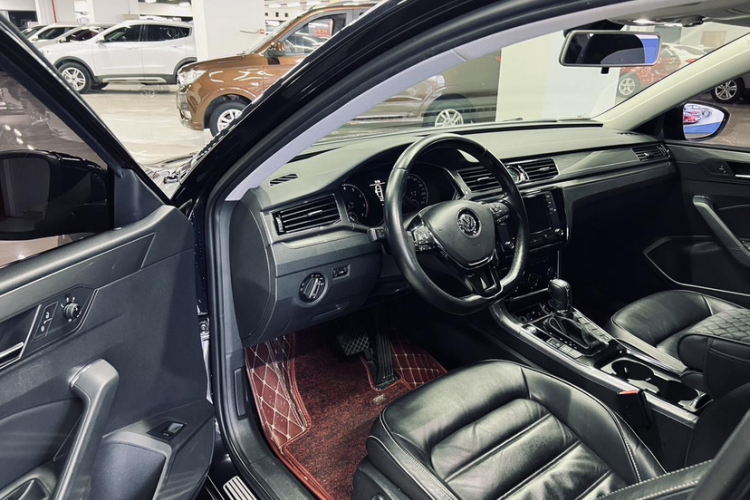 大众 帕萨特 2017款 330TSI DSG尊荣版中控内饰7005