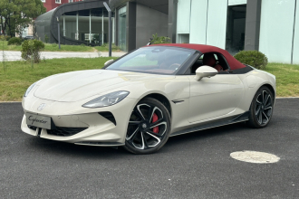 名爵 MG Cyberster 2024款 520km 传奇四驱红篷版