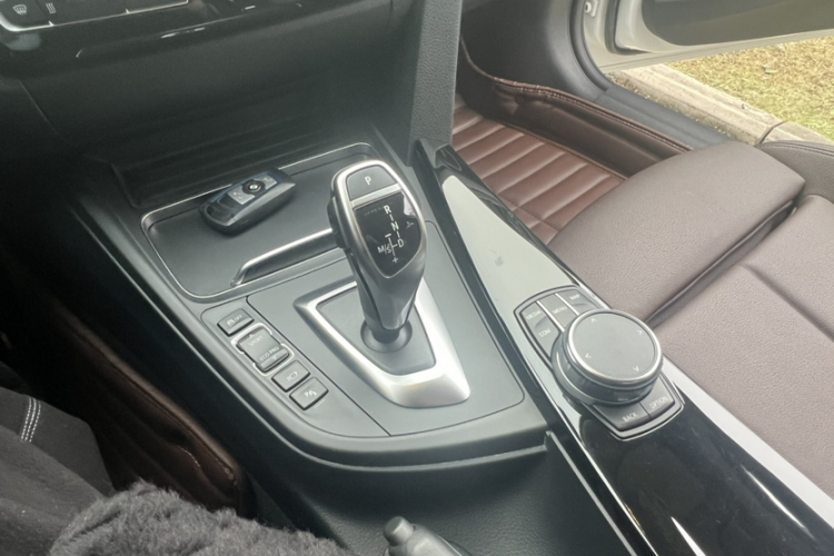 宝马3系 2019款 320Li M运动套装中控内饰7005