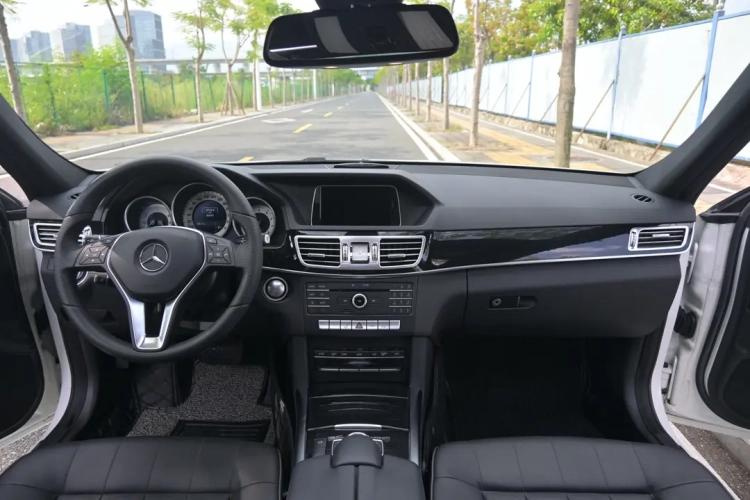 奔驰E级 2015款 改款 E 260 L 运动型中控内饰7001