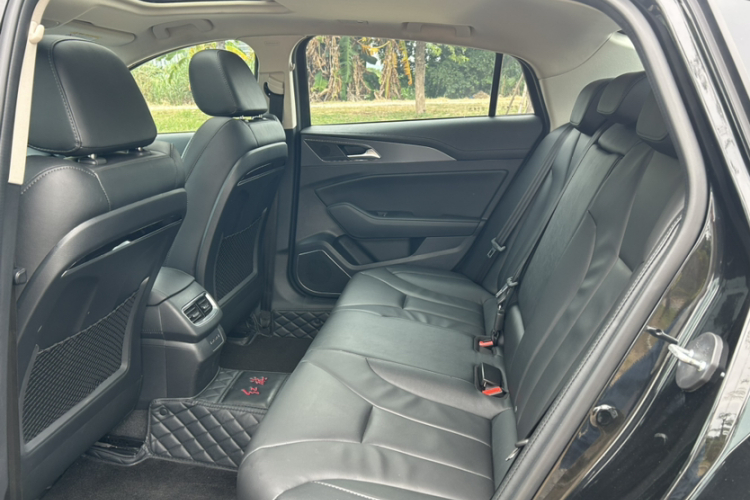 红旗H5 2022款 经典款 改款 1.8T 自动智联旗韵版中控内饰7004