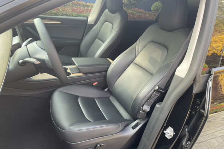 特斯拉 Model Y 2022款 改款 后轮驱动版中控内饰7010