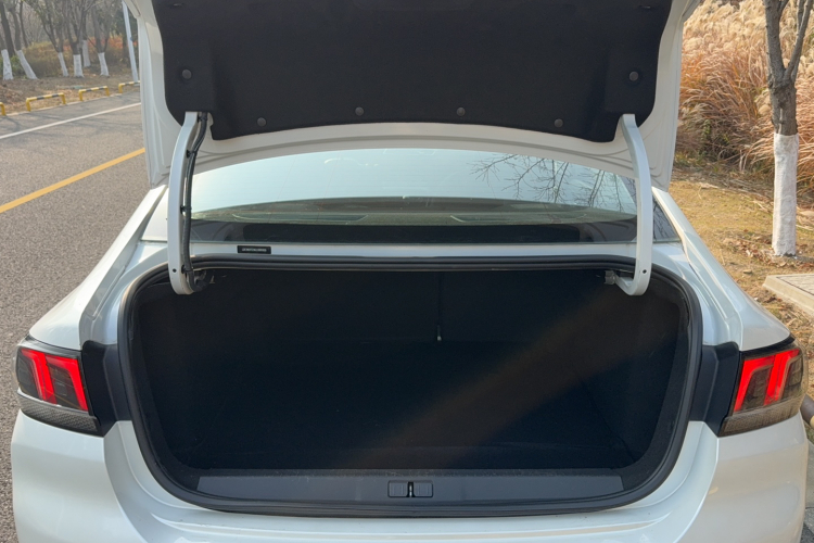 标致308 2016款 1.6L 手动时尚版局部细节23